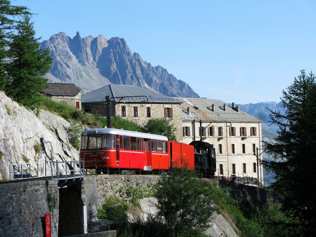 Train rouge du Montenvers en direction de la Mer de Glace, proche de nos locations saisonnières ou à la semaine à Chamonix.
