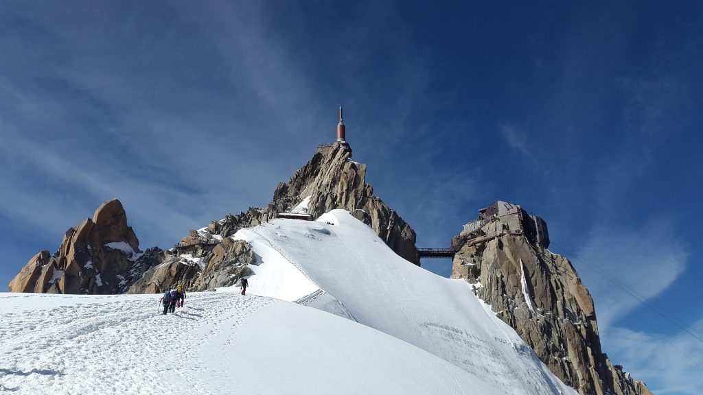 Vue panoramique de l’Aiguille du Midi, proche de nos locations saisonnières ou à la semaine à Chamonix.