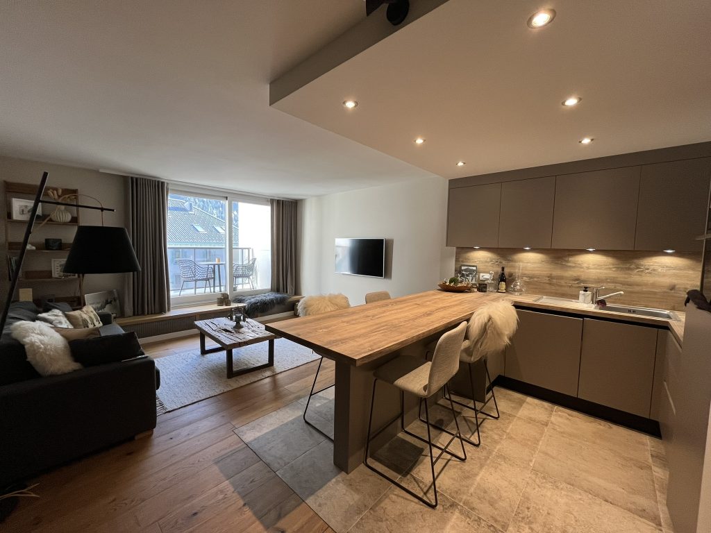 Cuisine américaine haut de gamme d’un appartement 1 chambre, 60m² en centre-ville avec parking – Location à la saison ou à la semaine à Chamonix.